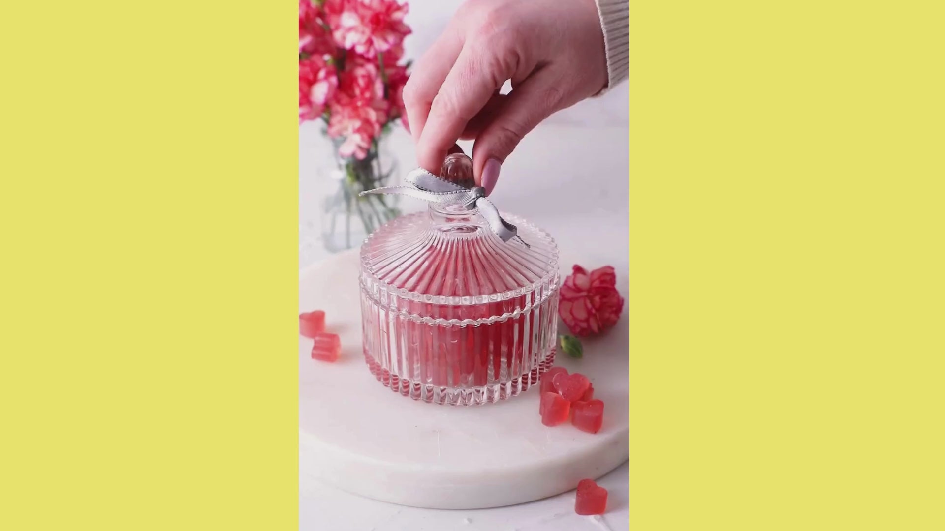 Video laden: Gummibärchen werden in einer schönen Schale gezeigt